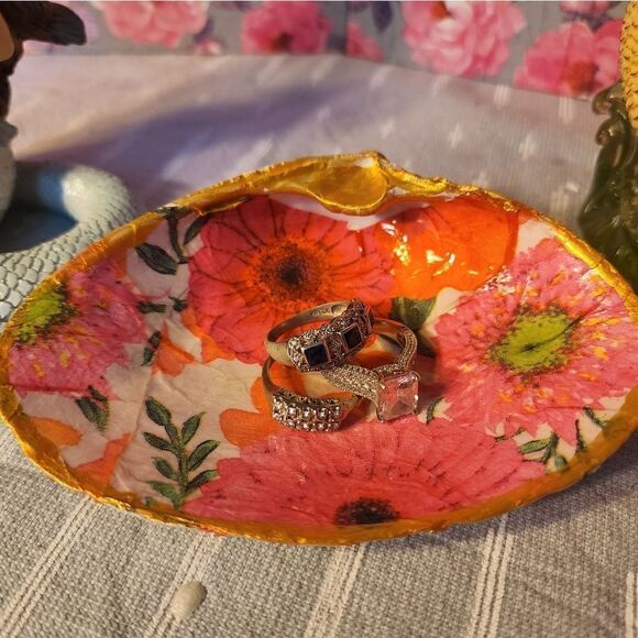 DECOUPAGE FLOWERS ON A CLAM SHELL - Picture 5 of 9